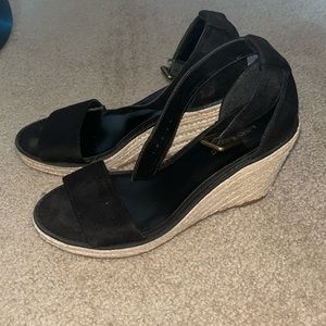Black wedges